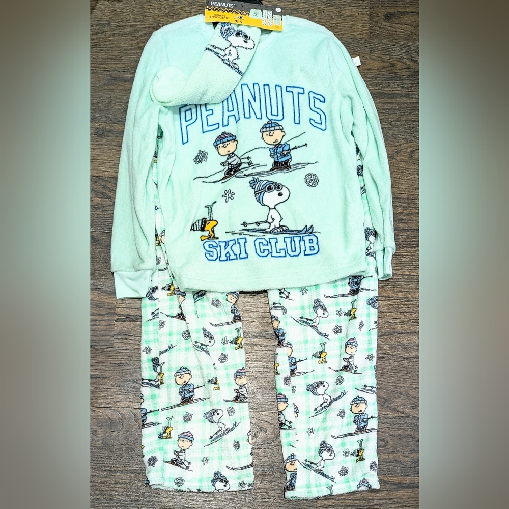 NEW 3pc Peanuts Ski Club Snoopy Pajama Set + Socks Large